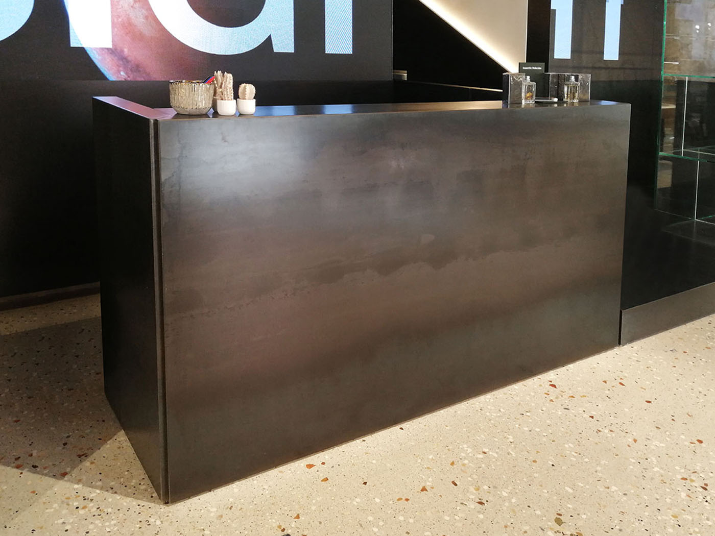 bancone negozio in acciaio corten